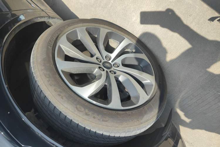 Used Land Rover Discovery Sport 2020 249 PS R-Dynamic Performance Edition Left Front Wheel Hub