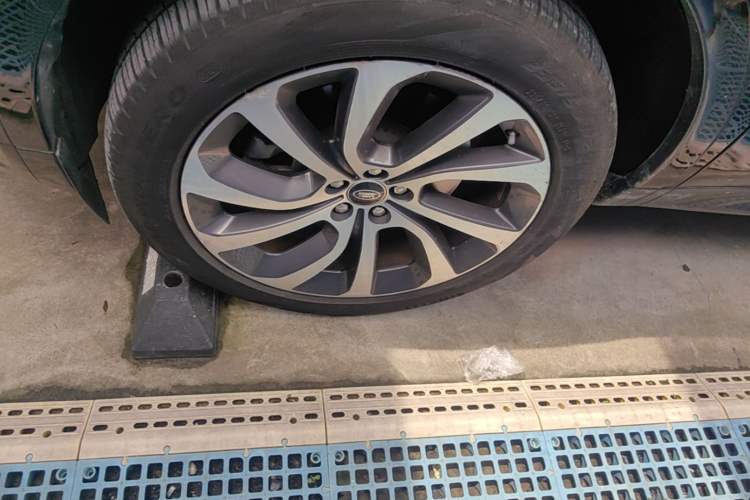 Used Land Rover Discovery Sport 2020 249 PS R-Dynamic Performance Edition Left Front Wheel Hub