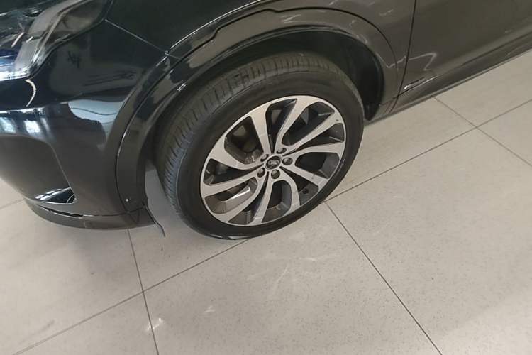 Used Land Rover Discovery Sport 2020 249 PS R-Dynamic Performance Tech Edition 7 Seats Left Front Wheel Hub