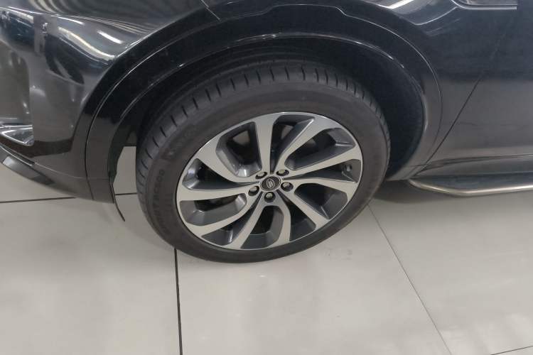 Used Land Rover Discovery Sport 2020 249 PS R-Dynamic Performance Edition Left Front Wheel Hub