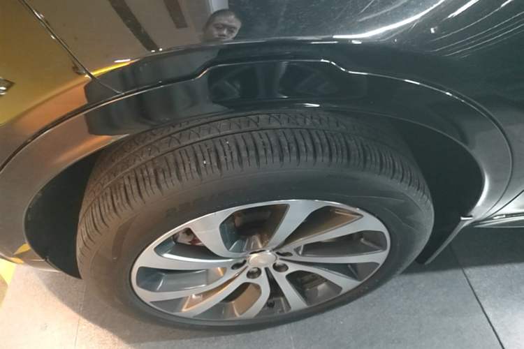 Used Land Rover Discovery Sport 2020 249 PS R-Dynamic Performance Edition Left Front Wheel Hub