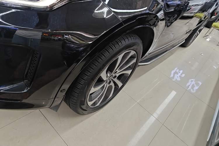 Used Land Rover Discovery Sport 2020 249 PS R-Dynamic Performance Tech Edition 7 Seats Left Front Wheel Hub