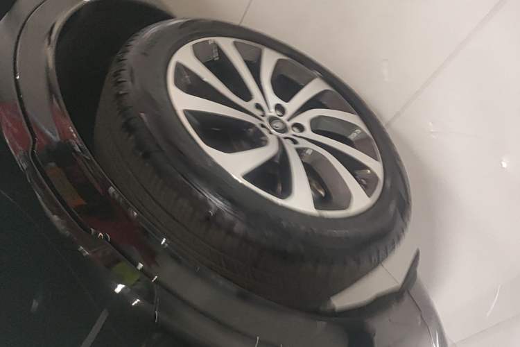 Used Land Rover Discovery Sport 2020 249 PS R-Dynamic Performance Edition Left Front Wheel Hub