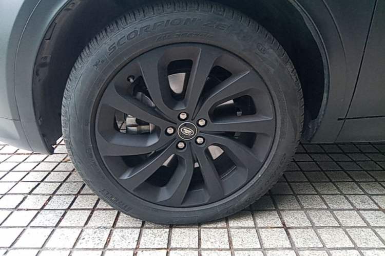 Used Land Rover Discovery Sport 2020 249 PS R-Dynamic Performance Edition Left Front Wheel Hub