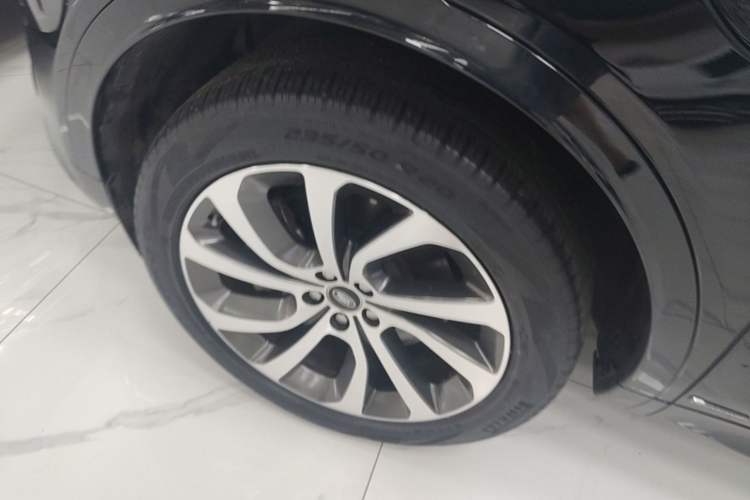Used Land Rover Discovery Sport 2020 249 PS R-Dynamic Performance Edition Left Front Wheel Hub
