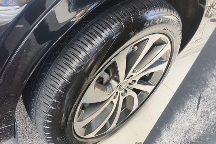 Used Land Rover Discovery Sport 2020 249 PS R-Dynamic Performance Edition Left Front Wheel Hub