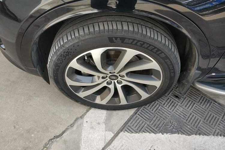 Used Land Rover Discovery Sport 2020 249 PS R-Dynamic Performance Edition Left Front Wheel Hub