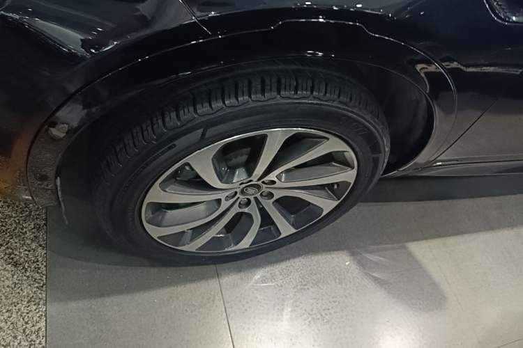 Used Land Rover Discovery Sport 2020 249 PS R-Dynamic Performance Edition Left Front Wheel Hub