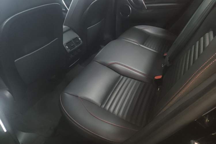 Used Land Rover Discovery Sport 2020 249 PS R-Dynamic Performance Edition Left Rear Seat