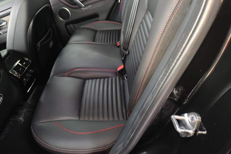 Used Land Rover Discovery Sport 2020 249 PS R-Dynamic Performance Edition Left Rear Seat