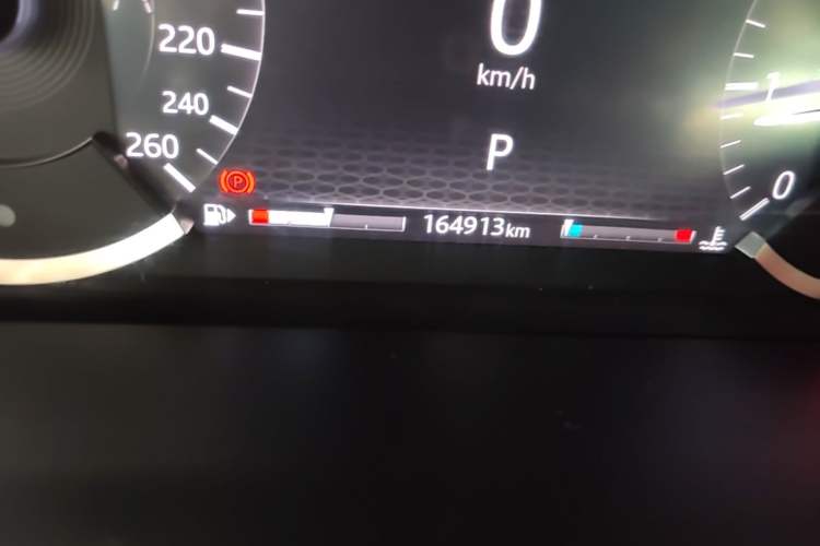 Used Land Rover Discovery Sport 2020 200 PS Family Edition Odometer Close Up