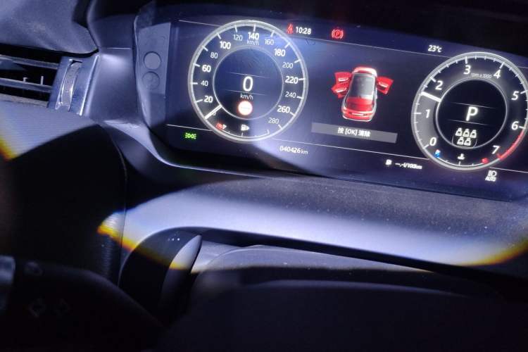 Used Land Rover Discovery Sport 2020 249 PS R-Dynamic Performance Tech Edition 7 Seats Odometer Close Up