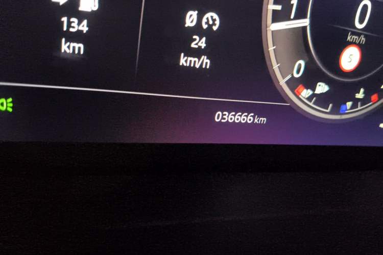 Used Land Rover Discovery Sport 2020 249 PS R-Dynamic Performance Edition Odometer Close Up