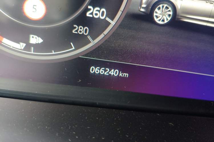 Used Land Rover Discovery Sport 2020 249 PS R-Dynamic Performance Tech Edition 7 Seats Odometer Close Up