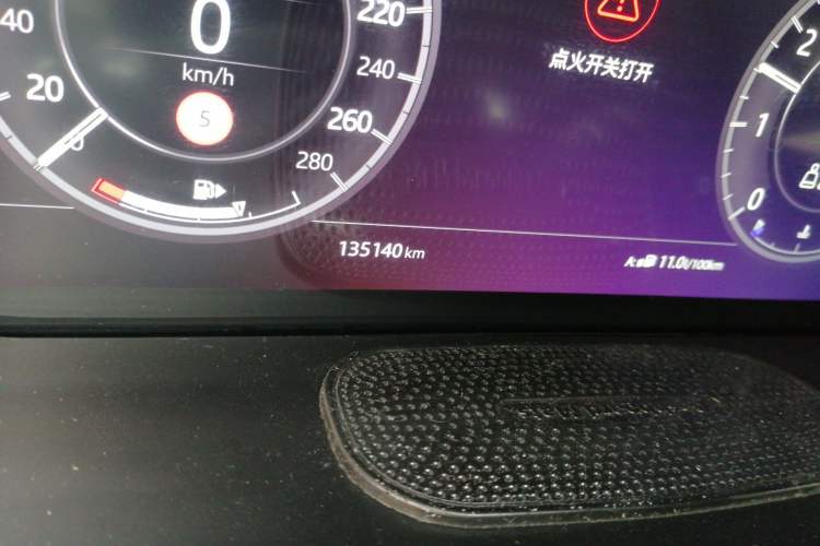 Used Land Rover Discovery Sport 2020 249 PS R-Dynamic Performance Edition Odometer Close Up