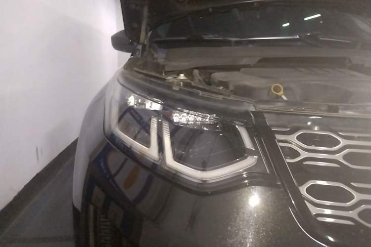 Used Land Rover Discovery Sport 2020 249 PS R-Dynamic Performance Tech Edition 5 Seats Right Front Headlight