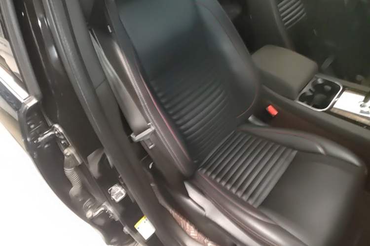 Used Land Rover Discovery Sport 2020 249 PS R-Dynamic Performance Tech Edition 7 Seats Right Front Seat