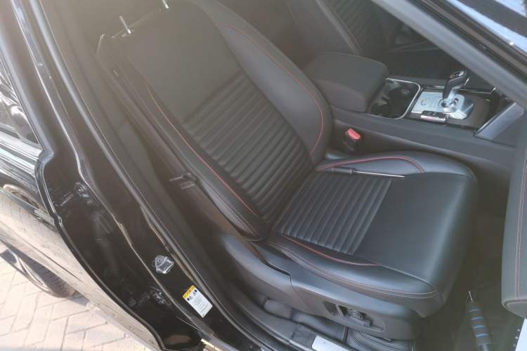 Used Land Rover Discovery Sport 2020 249 PS R-Dynamic Performance Edition Right Front Seat