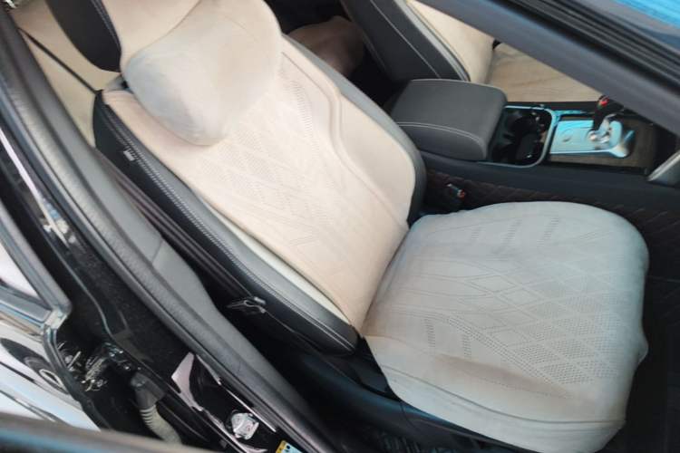 Used Land Rover Discovery Sport 2020 249 PS R-Dynamic Performance Edition Right Front Seat