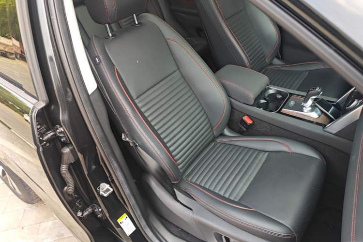 Used Land Rover Discovery Sport 2020 249 PS R-Dynamic Performance Edition Right Front Seat