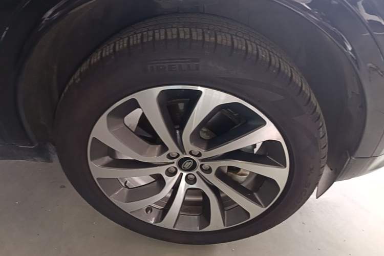 Used Land Rover Discovery Sport 2020 249 PS R-Dynamic Performance Edition Right Front Wheel Hub