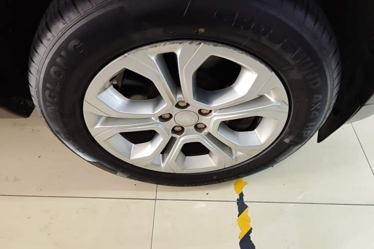 Used Land Rover Discovery Sport 2020 200 PS Family Edition Right Front Wheel Hub