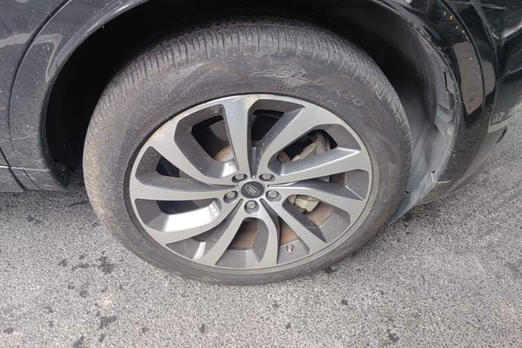 Used Land Rover Discovery Sport 2020 249 PS R-Dynamic Performance Edition Right Front Wheel Hub