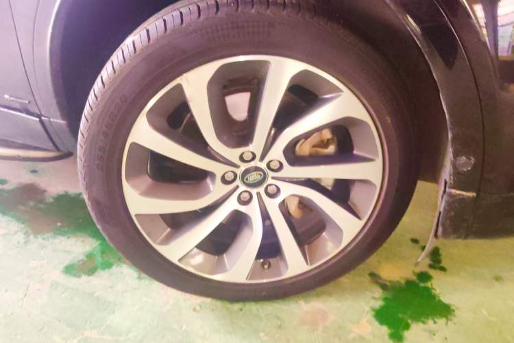 Used Land Rover Discovery Sport 2020 249 PS R-Dynamic Performance Tech Edition 7 Seats Right Front Wheel Hub