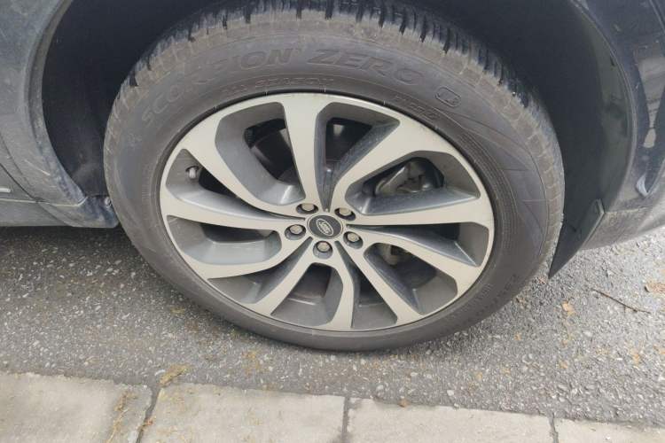 Used Land Rover Discovery Sport 2020 249 PS R-Dynamic Performance Edition Right Front Wheel Hub