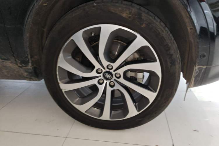 Used Land Rover Discovery Sport 2020 249 PS R-Dynamic Performance Tech Edition 7 Seats Right Front Wheel Hub