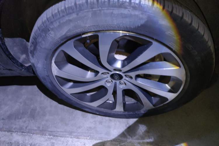 Used Land Rover Discovery Sport 2020 249 PS R-Dynamic Performance Tech Edition 7 Seats Right Front Wheel Hub