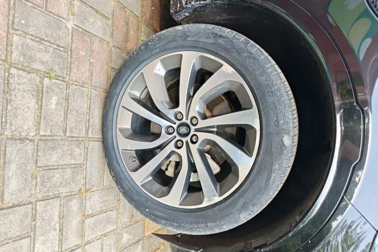 Used Land Rover Discovery Sport 2020 249 PS R-Dynamic Performance Edition Right Front Wheel Hub