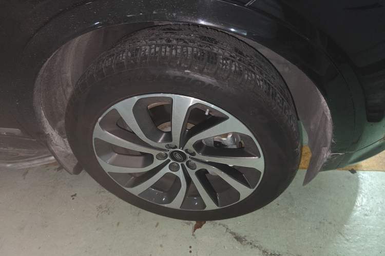 Used Land Rover Discovery Sport 2020 249 PS R-Dynamic Performance Edition Right Front Wheel Hub