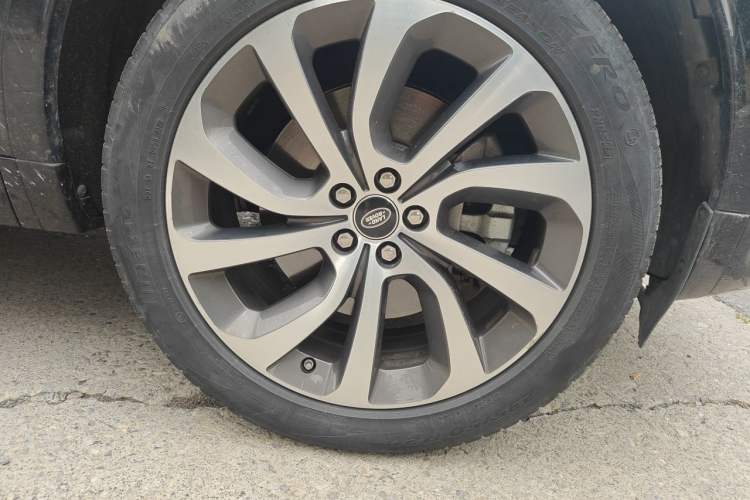 Used Land Rover Discovery Sport 2020 249 PS R-Dynamic Performance Edition Right Front Wheel Hub
