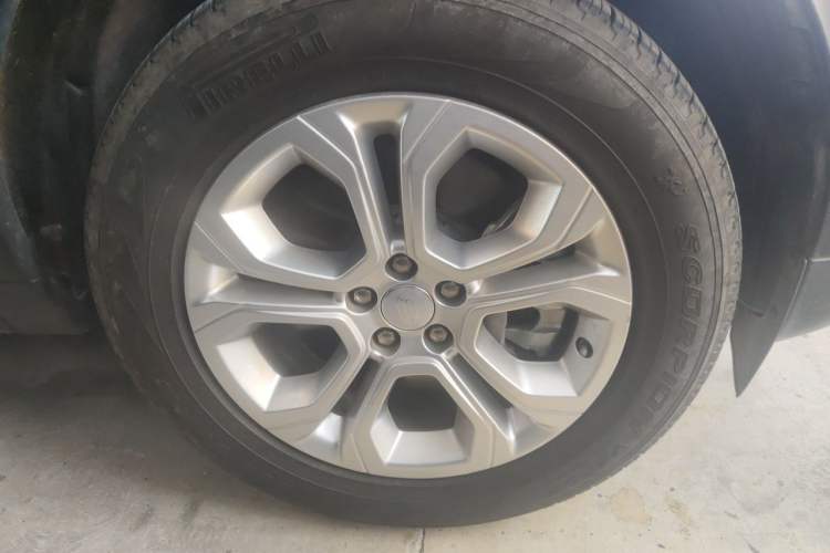 Used Land Rover Discovery Sport 2020 200 PS Family Edition Right Front Wheel Hub