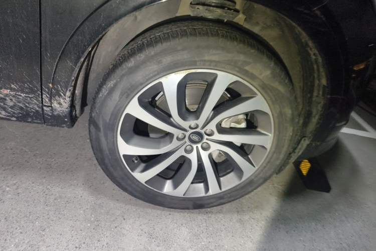 Used Land Rover Discovery Sport 2020 249 PS R-Dynamic Performance Edition Right Front Wheel Hub
