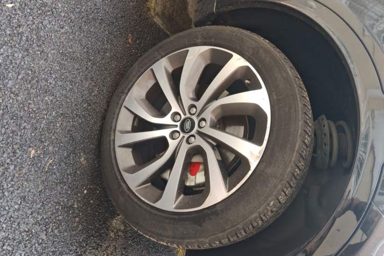 Used Land Rover Discovery Sport 2020 249 PS R-Dynamic Performance Edition Right Front Wheel Hub