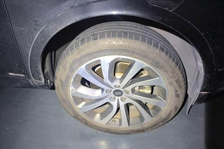 Used Land Rover Discovery Sport 2020 249 PS R-Dynamic Performance Edition Right Front Wheel Hub