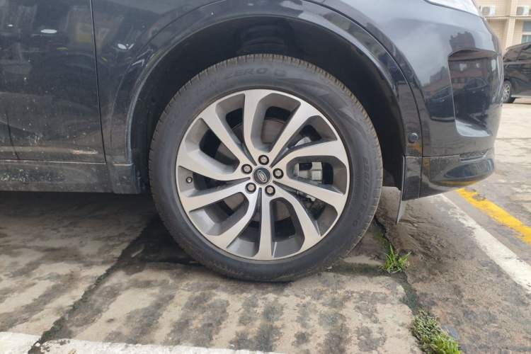 Used Land Rover Discovery Sport 2020 249 PS R-Dynamic Performance Tech Edition 7 Seats Right Front Wheel Hub