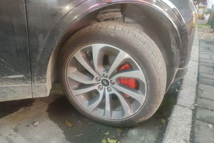 Used Land Rover Discovery Sport 2020 249 PS R-Dynamic Performance Edition Right Front Wheel Hub