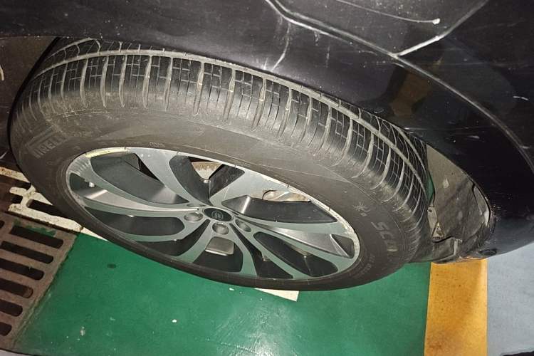 Used Land Rover Discovery Sport 2020 249 PS R-Dynamic Performance Tech Edition 5 Seats Right Front Wheel Hub