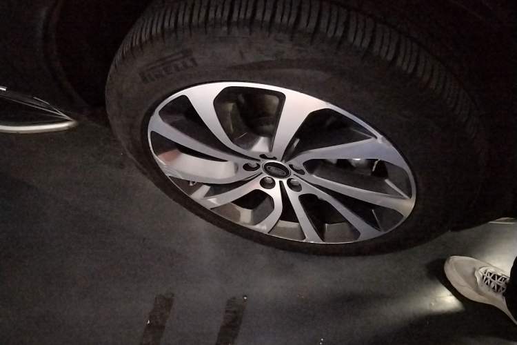 Used Land Rover Discovery Sport 2020 249 PS R-Dynamic Performance Tech Edition 5 Seats Right Front Wheel Hub
