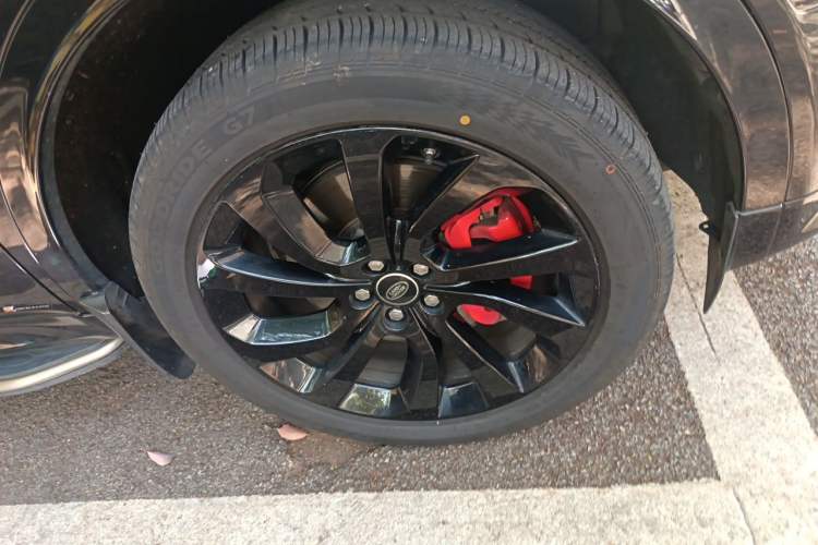 Used Land Rover Discovery Sport 2020 249 PS R-Dynamic Performance Edition Right Front Wheel Hub