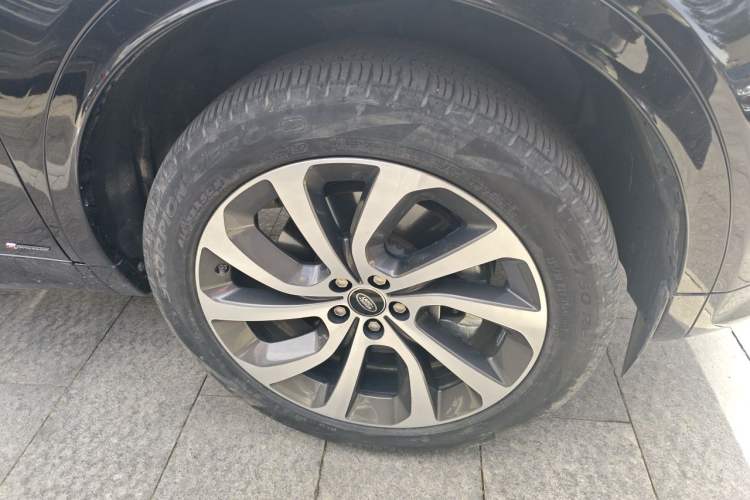 Used Land Rover Discovery Sport 2020 249 PS R-Dynamic Performance Tech Edition 5 Seats Right Front Wheel Hub