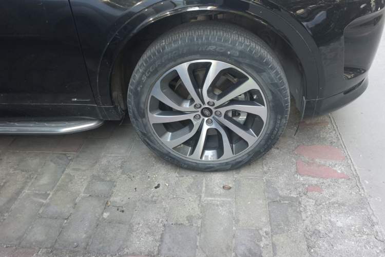 Used Land Rover Discovery Sport 2020 249 PS R-Dynamic Performance Edition Right Front Wheel Hub