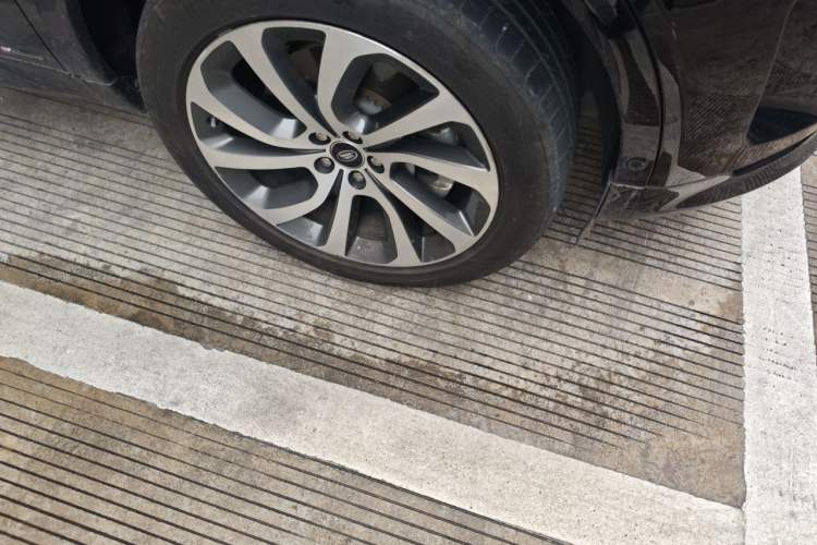 Used Land Rover Discovery Sport 2020 249 PS R-Dynamic Performance Tech Edition 7 Seats Right Front Wheel Hub