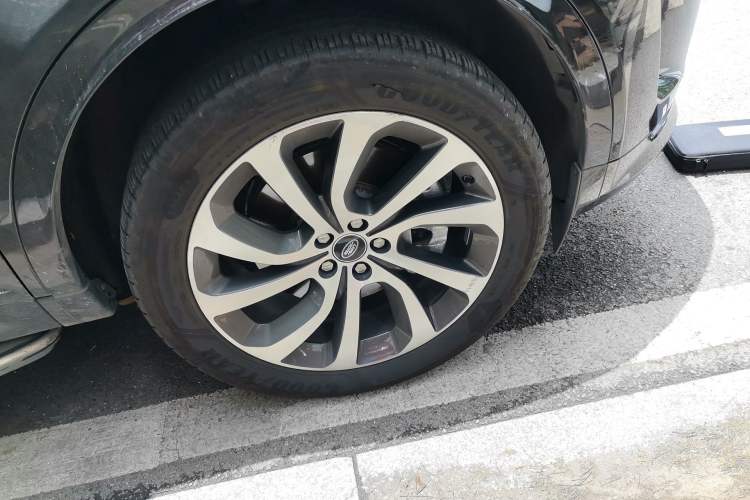 Used Land Rover Discovery Sport 2020 249 PS R-Dynamic Performance Edition Right Front Wheel Hub