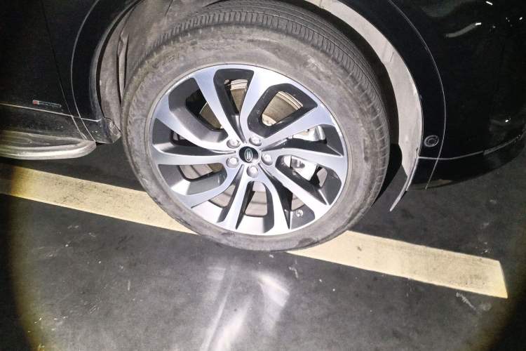 Used Land Rover Discovery Sport 2020 249 PS R-Dynamic Performance Tech Edition 7 Seats Right Front Wheel Hub