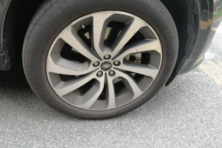 Used Land Rover Discovery Sport 2020 249 PS R-Dynamic Performance Edition Right Front Wheel Hub