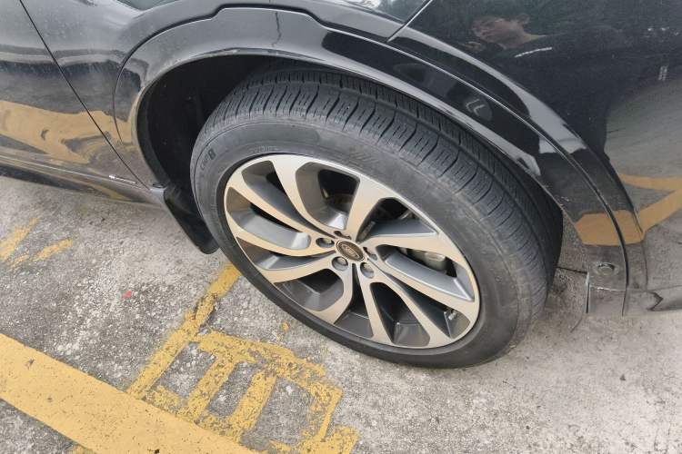 Used Land Rover Discovery Sport 2020 249 PS R-Dynamic Performance Tech Edition 7 Seats Right Front Wheel Hub
